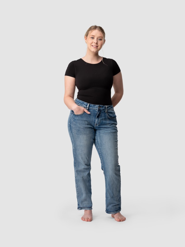 Curvy woman wearing Korti’s straight-leg jeans