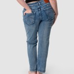 Curvy and short or petite woman wearing Korti’s straight-leg jeans